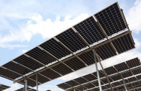 雙面太陽(yáng)能組件的特點(diǎn)及影響雙面組件發(fā)電的因素