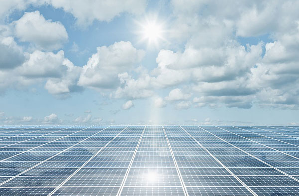 光伏市場是否有發(fā)展?jié)摿?/><br/><br/><strong>四、光伏發(fā)電的優(yōu)點(diǎn)</strong><br/><br/>能源是人類社會(huì)賴以生存的物質(zhì)基礎(chǔ)，是經(jīng)濟(jì)發(fā)展和社會(huì)進(jìn)步的重要資源。太陽能與煤炭、石油、天然氣、核能等礦物燃料相比，具有以下優(yōu)點(diǎn)：<br/><br/>1、普遍性：太陽能遍布地球各個(gè)角落，可直接開發(fā)和利用，不需要開采和運(yùn)輸。<br/>2、無污染：太陽能是世界上最清潔的能源之一，其開發(fā)和利用都不會(huì)產(chǎn)生污染。<br/>3、豐富性：太陽能是世界上可供開發(fā)的最大能源，據(jù)統(tǒng)計(jì)，每年到達(dá)地球表面上的太陽輻射能量相當(dāng)于約130萬億噸標(biāo)準(zhǔn)煤。<br/>4、長久性：根據(jù)目前太陽產(chǎn)生的核能速率估算，氫的貯量足夠維持上百億年，而地球的壽命約為幾十億年，從這個(gè)角度看，太陽的能量是用之不竭的。<br/><br/><strong>五、光伏產(chǎn)業(yè)發(fā)展前景</strong><br/><br/>光伏的需求主要有兩類：一是工商業(yè)、居民等戶用光伏發(fā)電，二是集中式發(fā)電，用于并網(wǎng)運(yùn)行的光伏發(fā)電，現(xiàn)在很多工商業(yè)建筑、民居屋頂都有大量的空間安裝太陽能發(fā)電系統(tǒng)，對(duì)電的需求比較大，未來光伏產(chǎn)業(yè)發(fā)展前景的預(yù)測可參考以下幾點(diǎn)：<br/><br/><span style=