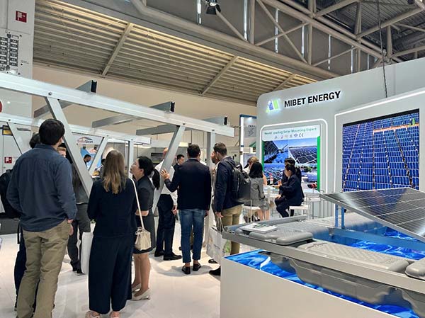 客戶了解邁貝特光伏車棚