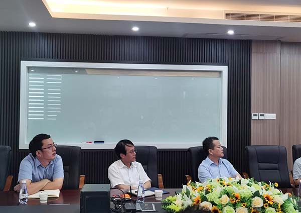 陳熹董事長攜高管團(tuán)隊(duì)與黃曉舟常務(wù)副市長一行會(huì)議交流中-3