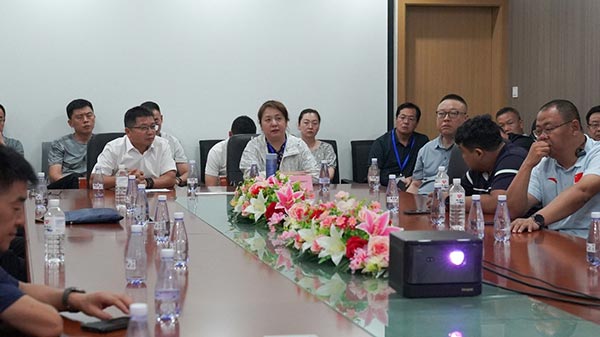 與會(huì)討論中