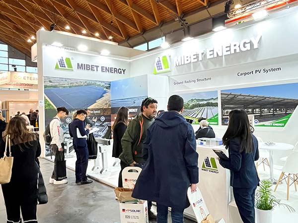 邁貝特意大利展展位-參展客戶(hù)在了解產(chǎn)品