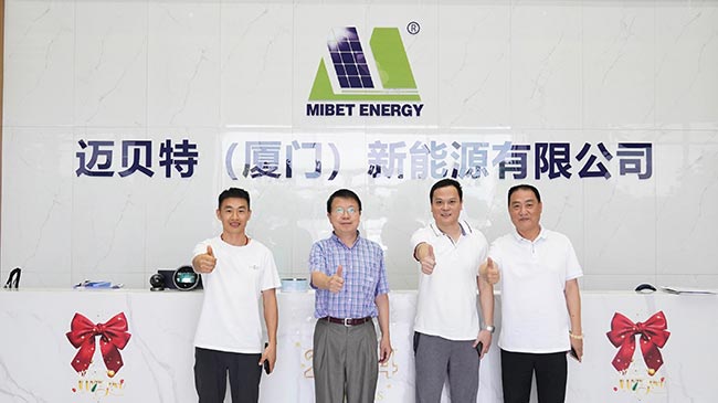 邁貝特領(lǐng)導(dǎo)與會長、秘書長合影